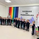 Dzieci tańczą taniec motyli.
