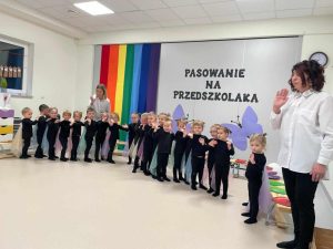 Dzieci tańczą taniec motyli.