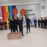 Dzieci wkładają trzymają owoce