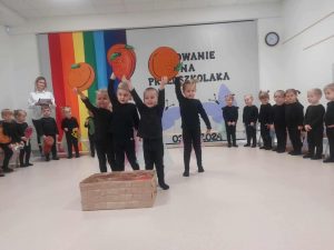Dzieci wkładają trzymają owoce