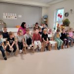 Dzieci i Panie oglądają przedstawienie