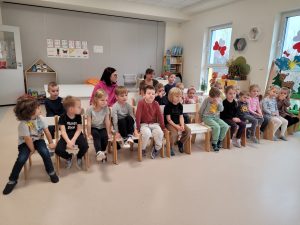 Dzieci i Panie oglądają przedstawienie