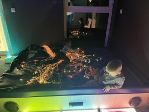 Dzieci relaksują się leżąc na wodnym łóżku.