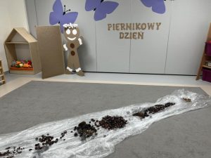 Na drzwiach umieszczony jest napis Piernikowy Dzień, a na środku dywanu leży ścieżka sensoryczna.