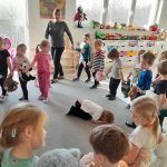 Dzieci tańczą z misiami do piosenki stary niedźwiedź śpi