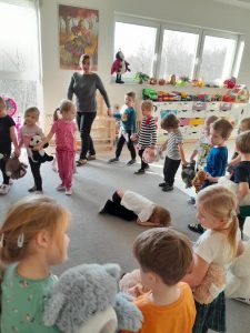 Dzieci tańczą z misiami do piosenki stary niedźwiedź śpi