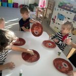 Dzieci wykonują misia z papierowego talerzyka