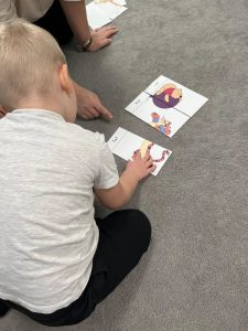 Chłopiec układa puzzle z trzech elementów.