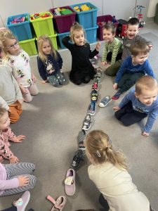 Dzieci układają papcie do wróżby pantofelkowej