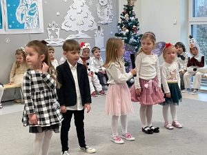Występ dzieci w przedstawieniu