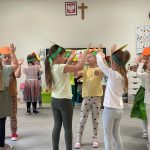 Dzieci tańczą przy piosence