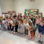 Dzieci tańczą przy piosence