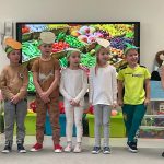 Dzieci w czasie występu recytujące wiersz