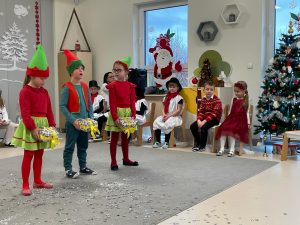 Dzieci występują na scenie