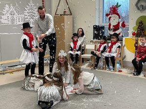 Rodzic z chłopcem strzelają konfetti
