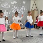 Cztery dziewczynki tańczą na scenie
