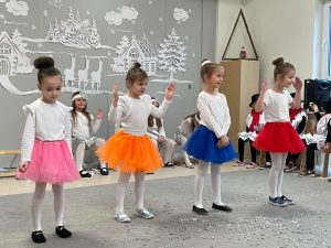 Cztery dziewczynki tańczą na scenie