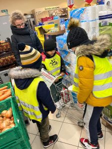 Tworzymy paczkę dla potrzebujących