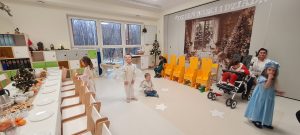 Przygotowane dzieci na występy czekają na zaproszone Babcie i Dziadków.