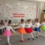 Pięć dziewczynek tańczy w szeregu
