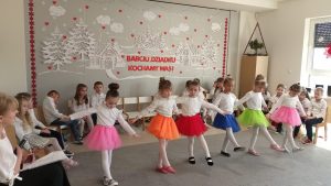 Pięć dziewczynek tańczy w szeregu