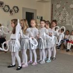 Sześć dziewczynek tańczy ustawione w rzędzie