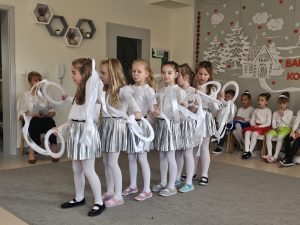 Sześć dziewczynek tańczy ustawione w rzędzie