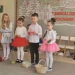 Czworo dzieci stoi i recytuje wiersz