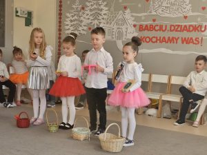 Czworo dzieci stoi i recytuje wiersz