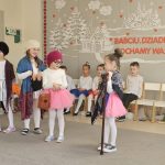 Cztery dziewczynki przebrane za babcie recytują wiersz