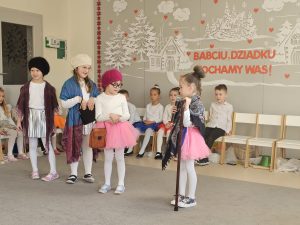Cztery dziewczynki przebrane za babcie recytują wiersz