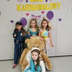 Cztery dziewczynki pozują do zdjęcia z misiem