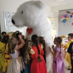 Dzieci tańczą z Misiem polarnym