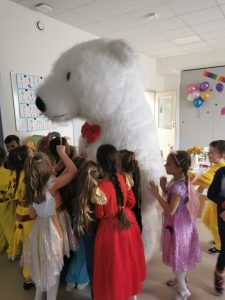 Dzieci tańczą z Misiem polarnym