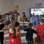 Dzieci tańczą wokoło krzesełek