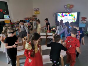 Dzieci tańczą wokoło krzesełek