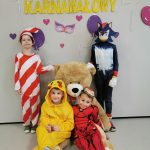 Cztery dziewczynki pozują do zdjęcia z misiem