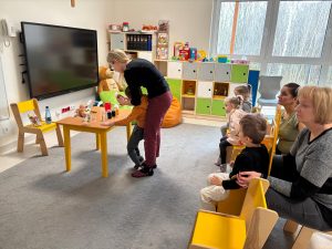Chłopiec z Panią przeprowadza eksperyment barwienia kwiatów.