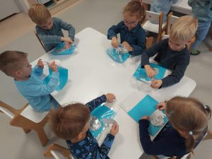 Dzieci wykonują pracę plastyczną