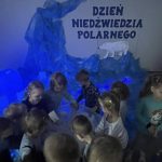 Dzieci siedzą na dywanie