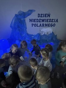Dzieci siedzą na dywanie