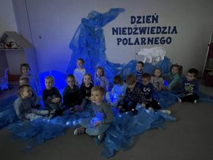 Dzieci siedzą na dywanie