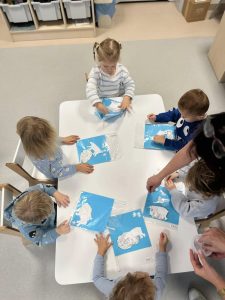 Dzieci wykonują pracę plastyczną
