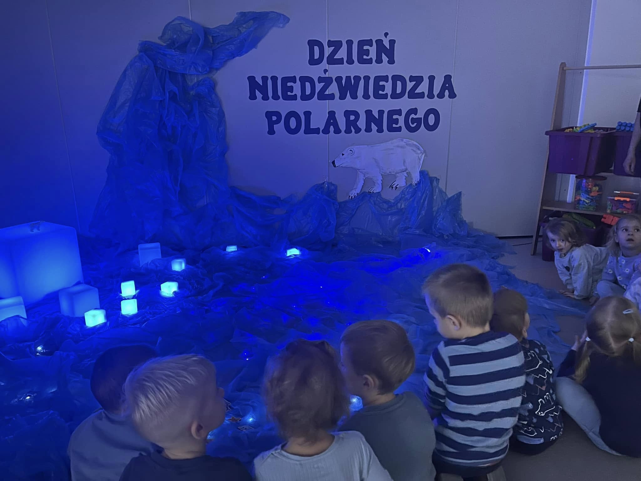 Dzieci siedzą na dywanie