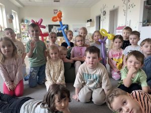 Wspólne zdjęcie dzieci z grupy biedronek