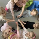 Wspólne zdjęcie dzieci z grupy biedronek