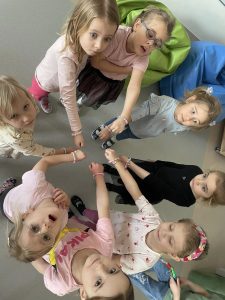 Wspólne zdjęcie dzieci z grupy biedronek