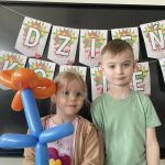 Wspólne zdjęcie chłopca i dziewczynki kwiatkiem