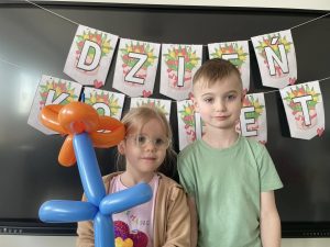 Wspólne zdjęcie chłopca i dziewczynki kwiatkiem