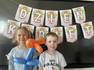 Wspólne zdjęcie chłopca i dziewczynki kwiatkiem